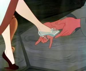 puzzel Assepoester proberen op de kristallen schoen verloren in het paleis wanneer het leven draait net voor middernacht