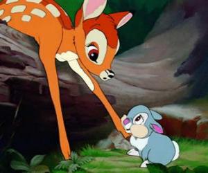 puzzel Bambi en Stampertje spelen in het bos