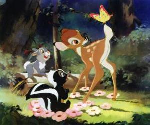 puzzel Bambi en zijn vriendjes Bloem en Stampertje in het bos spelen met een vlinder