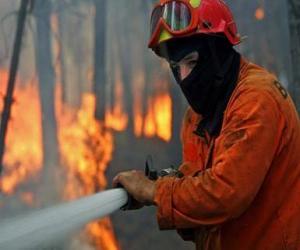 puzzel Brandweerman of brandweerman in actie met de brandslang blussen van een brand