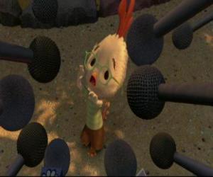 puzzel Chicken Little is geïnterviewd door verschillende journalisten