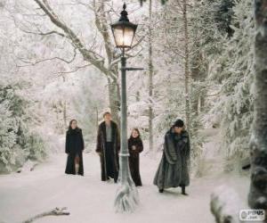 puzzel De Pevensie broers, Peter, Susan en Lucy, in het magische woud van Narnia