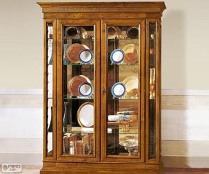 puzzel Display of glas kast met decoratieve voorwerpen, gesloten en beglaasde meubelen