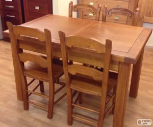 puzzel Eettafel met vier stoelen, alles in hout