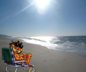 puzzel Garfield op het strand zitten in een ligstoel