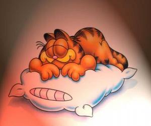 puzzel Garfield slapen op een kussen
