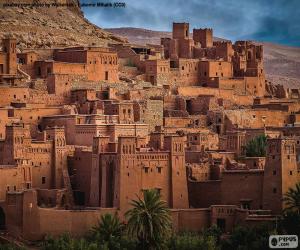 puzzel Ksar van Ait Ben Hadu, groep van gebouwen, omringd door hoge lemen muren, Ouarzazate, Marokko.