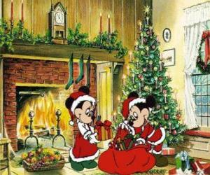 puzzel Mickey en Minnie Mouse verkleed als de kerstman met een zak vol cadeaus naast de kerstboom