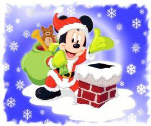 puzzel Mickey Mouse verkleed als kerstman met een zak vol cadeautjes naast de open haard