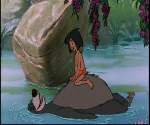 puzzel Mowgli boven de buik van zijn vriend in de rivier Balooo