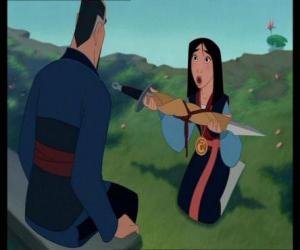 puzzel Mulan op haar terugkeer naar haar vader brengt het zwaard van Shan-Yu en het embleem van de keizer.