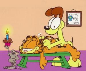 puzzel Odie maakt een massage Garfield, terwijl een muis met een kaars hen verlicht
