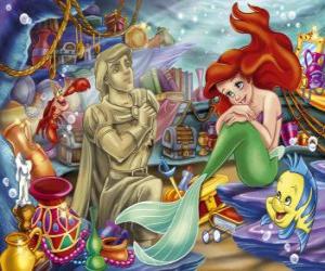 puzzel The Little Mermaid Ariel blij met haar cadeautjes
