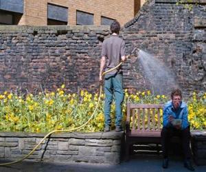 puzzel Tuinman neigt planten, water geven
