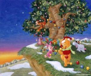 puzzel Winnie The Pooh en vrienden versieren een boom voor kerst