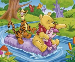 puzzel Winnie The Pooh en zijn vrienden Teigetje en Knorretje zat op een log op de rivier