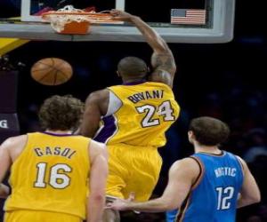 puzzel Basketbal speler gaat voor een Slam Dunk