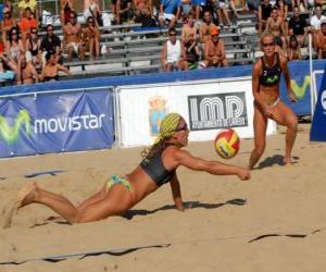 puzzel Beach Volleybal - Speler van het opslaan van een bal in de ogen van zijn metgezel