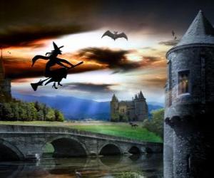 puzzel Betoverd kasteel op Halloween nacht met de heks die op haar magische bezem