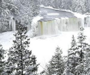 puzzel bevroren rivier in de winter