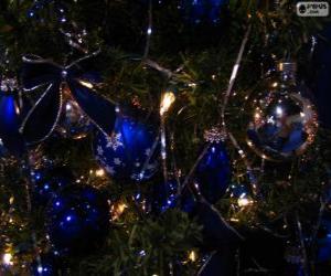 puzzel Blauwe ballen versieren van een kerstboom