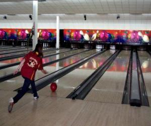 puzzel Bowlen - speler gooit de bal naar de pinnen