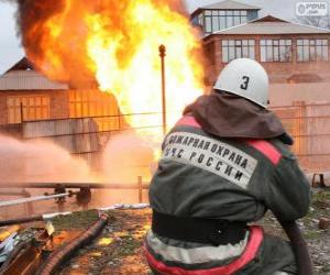 puzzel Brandweerman met een slang stromende water