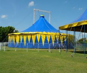 puzzel Buiten mening van een circus tent of de grote tent klaar voor de functie of prestatie