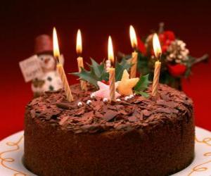 puzzel Cake met vijf kaarsen voor de viering van de verjaardag