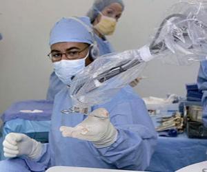 puzzel Chirurg bereid te werken op een patiënt in de operatiekamer