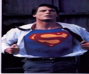 puzzel Clark Kent steeds Superman met zijn rode en blauwe uniform om te vechten voor rechtvaardigheid