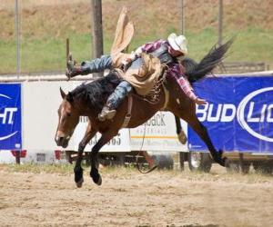 puzzel Cowboy paardrijden een steigerend paard op een rodeo