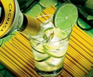 puzzel De caipirinha is een Braziliaanse cocktail bestaande uit rum, limoen, suiker en ijs.