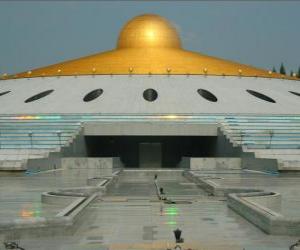 puzzel De Dhammakaya Cetiya is een symbool van vrede in de wereld door middel van innerlijke vrede in een boeddhistisch heiligdom park en gelegen in Thailand