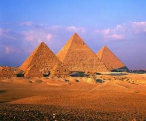 puzzel De Grote Piramide van Gizeh in het centrum samen met twee andere belangrijke piramides van Gizeh Necropolis het complex aan de rand van Caïro, Egypte