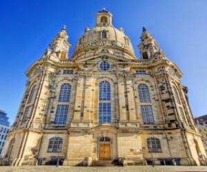 puzzel De Kerk van Onze Lieve Vrouw is een barokke lutherse kerk en een symbool van verzoening, de Frauenkirche in Dresden, Duitsland