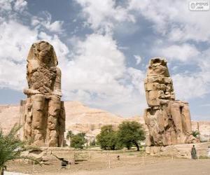 puzzel De Kolossen van Memnon stenen beelden vertegenwoordigen de farao Amenhotep III, Luxor, Egypte