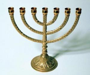 puzzel De Menora of Menoure is een zeven-vertakte kandelaar, symbool van het jodendom