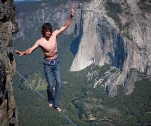 puzzel De slackline is een evenwicht tussen sport die een band die vastzit tussen twee vaste punten gebruikt