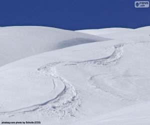 puzzel De sporen van de ski in de sneeuw