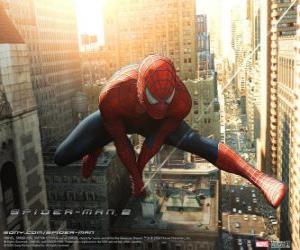 puzzel De superheld Spiderman sprong tussen de gebouwen in de stad slingeren met zijn spinnenweb