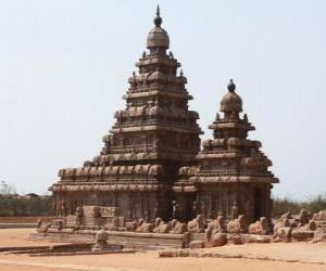 puzzel De tempel van de kust kijkt uit over de Baai van Bengalen en is gebouwd met blokken van graniet, Mahabalipuram, India