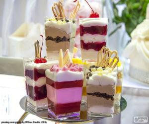 puzzel Desserts geserveerd in individuele bekers