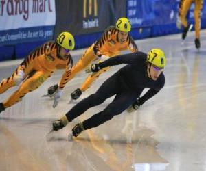 puzzel Drie schaatsers in een wedstrijd schaatsen