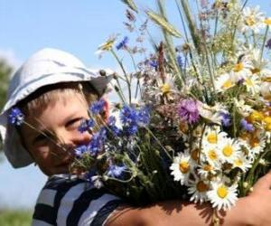 puzzel Een kind met een cadeau voor zijn moeder, een grote bos bloemen