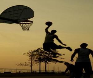 puzzel Een op een basketbal tussen twee jonge vrienden