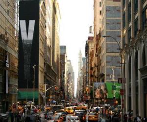 puzzel Een straat in de stad New York met hoge gebouwen en wolkenkrabbers