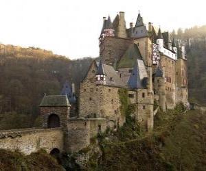 puzzel Enorm kasteel omgeven door bossen