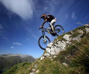 puzzel Fietser klaar voor een downhill racen op zijn fiets