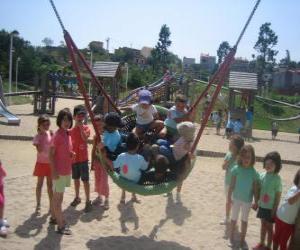 puzzel Groep van spelende kinderen in het park